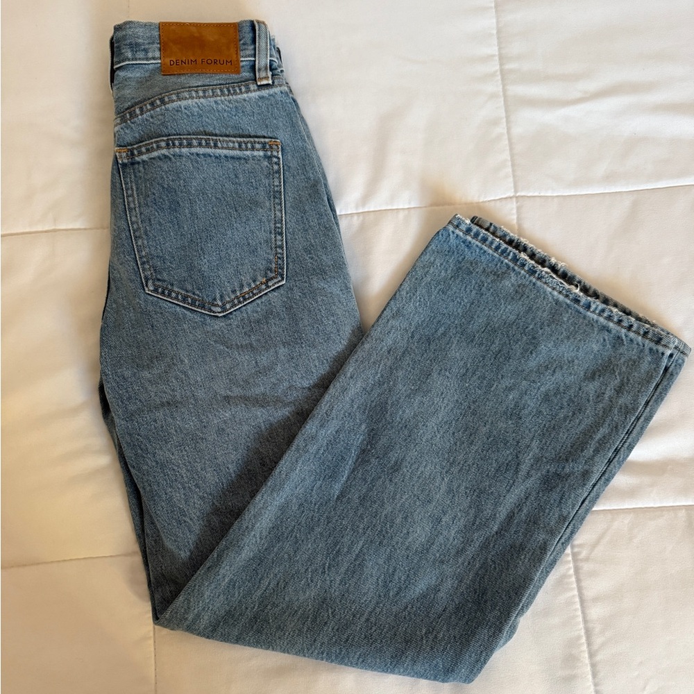 Aritzia denim forum The Farrah Hi-Rise Wide Leg Jean light blue size 23, 28L